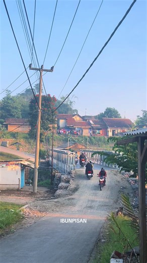 Ngontrol heula jembatan bisi aya nu mangku🤣 Cik wargi sae na di cat warna naon nya ? Hejo wae kitu meh bedas? #ibunpisan