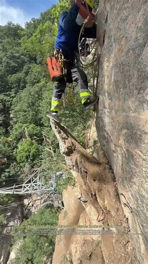 This Is How Pros Clear Dangerous Loose Rocks at a Scenic Site
