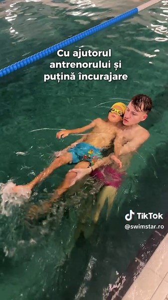 Octavian progresează la înot!