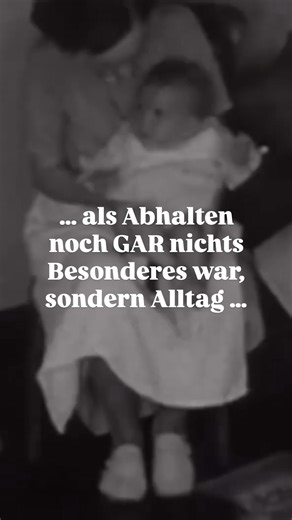 Julia | Praxiswissen für Windelfrei und Abhalten on Instagram: "Als ich diese alten Aufnahmen aus den 30ern gesehen habe, musste ich schmunzeln. Babys wurden ganz selbstverständlich abgehalten! Ruhig, präsent…nicht, weil es „modern“ war – sondern weil es normal war. UND weil es Wäsche sparte ;) Die Windel, wie wir sie heute kennen, gibt es erst seit den 50ern/60ern. Sie ist vor allem eins: praktisch für uns Erwachsene. Und das ist okay. Aber: Abhalten ist NICHTS Neues, nichts Komisches und ganz