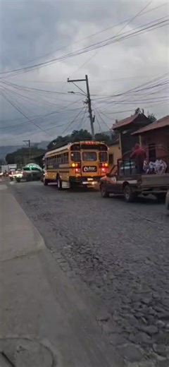 16K views · 197 reactions | #DenuncialoEnGala #SoyLalo "NO SON DIGNOS DE BAJARSE DE LA UNIDAD A DIRIGIR EL TRÁNSITO". ANTIGUA GUATEMALA Desorden y atasco en la avenida de La Recolección previo al día de mercado el último antes de la celebración del Día de Todos los Santos. Una unidad de bomberos atrapada con un paciente adentro, otra unidad con agentes de policía municipal adentro, jamás se bajaron para ayudar a la administración del tráfico. | GALA, Periodismo A Fondo | Facebook