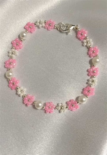 Selbst gemachtes Armband mit Perlen: DIY-Anleitung