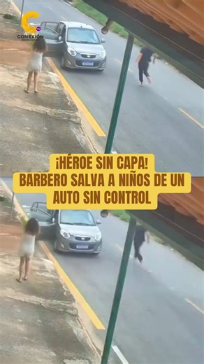 🟣🟡 ¡Héroe sin capa! Hombre salta a un auto en movimiento y salva a niños frenándolo de último momento 📌 Ramón Miranda, un barbero de Contagem, Gran Belo Horizonte, en Brasil, se convirtió en todo un héroe después de ser captado por una cámara de seguridad mientras salta dentro de un coche en movimiento para salvar a dos niños que se encontraban dentro del vehículo y evitando así un grave accidente, que pudo derivar en una tragedia. #heroesincapa #barbero #bebes #autosincontrol #noticiainterna