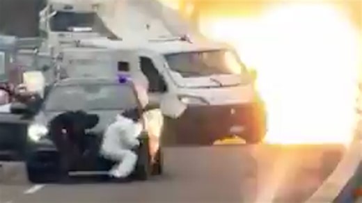 Italien: Schüsse und eine Explosion: Bewaffnete Räuber blockieren Autobahn