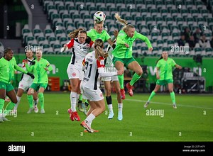 Wolfsburg, Deutschland. 16th Feb, 2025. Wolfsburg, Deutschland 16. Februar 2025: 1. BL - Frauen - 2024/2025 - VfL Wolfsburg vs. Eintracht Frankfurt Im Bild: v.li. Lisanne Gräwe/Graewe (Eintracht Frankfurt), Alexandra Popp (VfL Wolfsburg) und Ella Peddemors (VfL Wolfsburg) im Kopfballduell /// DFB regulations prohibit any use of photographs as image sequences and/or quasi-video /// Credit: dpa/Alamy Live News Stock Photo - Alamy