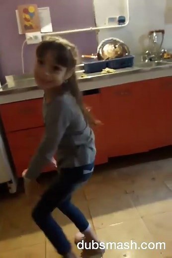 Niña baila😂😂
