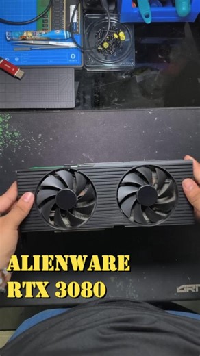 🔧 Mantenimiento preventivo a una RTX 3080 Alienware Esta RTX 3080 Alienware llegó con temperaturas extremadamente altas 🔥, poniendo en riesgo el rendimiento y la vida útil de la tarjeta. ¿Qué hicimos? ✅ Limpieza profunda de polvo ✅ Cambio de pasta térmica ✅ Revisión general del sistema de refrigeración 📉 Resultado: Temperaturas mucho más estables, mejor rendimiento y una GPU lista para seguir dando batalla en juegos y tareas exigentes. 📌 Tip técnico: Una GPU trabajando constantemente por enc