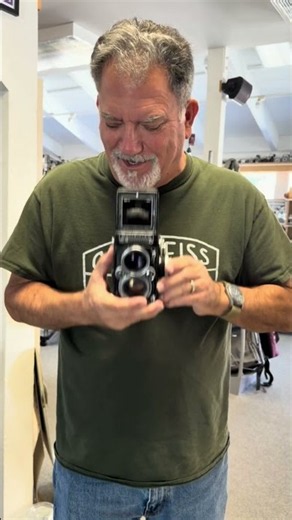 Rolleiflex tutorial: focusing and composing at eye level using the sports finder #photography