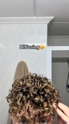 Finger Coiling vs. Diffusing: Which is Better for Curly Hair?