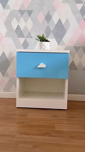 Ce lit enfant au design épuré est la combinaison parfaite entre confort, sécurité et esthétique. Sa structure en bois blanc aux lignes douces s’intègre harmonieusement dans toutes les chambres d’enfant, des plus classiques aux plus modernes. 🔹 Design arrondi et sécurisant – Pour éviter les chocs et garantir la sécurité de votre enfant 🔹 Coloris blanc neutre – S’adapte facilement à toutes les décorations 🔹 Tête et pied de lit pleins – Offrent un maintien confortable et une sensation de cocon �