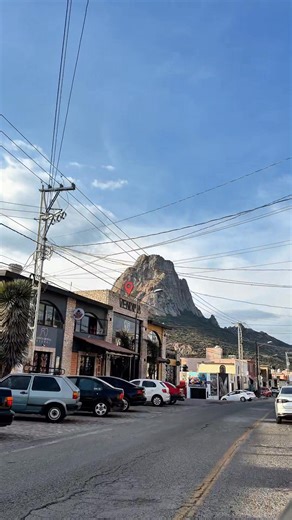 "¡Explorando las calles de Bernal, Querétaro! 🤩 ¿Quién conoce la Peña de Bernal? 🌄 ¡Un lugar emblemático y lleno de historia! 🏞️ ¡Comparte tus fotos y experiencias! 📸 #Bernal #Queretaro #PeñaDeBernal #Turismo" | Peñamiller informativo