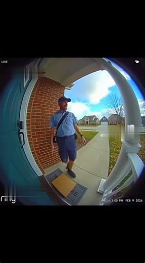 Mailman embarasses himself after doing this😱