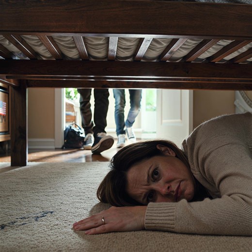 My neighbor insisted that she saw my daughter at home during school hours. To verify this claim, I pretended to go to work and then hid under the bed. A few minutes later, I heard the sound of several people walking in the hallway. "9:20 AM. The sound of a door creaking open echoed. I held my breath under the bed, waiting for a mischievous child to enter. But no... those weren't the footsteps of a single person. They were the scurrying footsteps of a whole swarm of baby mice fleeing from a fierc