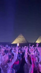 Le week-end dernier, plusieurs centaines de chanceux ont pu participer à une teuf techno aux pieds des Pyramides d'Egypte 🤯🏜️🙌 | Electro News