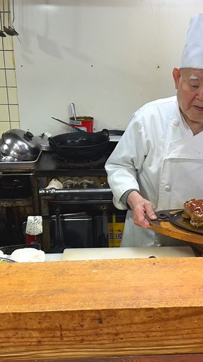1.7M views · 25K reactions | 86歳マスターが作る特大ポークチャップ！86-Year-Old Chef’s Giant Pork Chop! 6cm Thick, 600g of Deliciousness | はらぺこグルメ日記 | Facebook