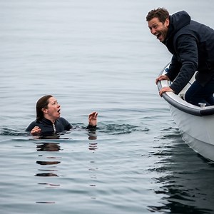 «Nuota, se puoi», gridò il fratello di mio marito e si allontanò, lasciandomi nelle profondità dell'oceano. 😱 In mare, tutto sembrava tranquillo. Il cielo si rifletteva sulle onde calme, e il vento accarezzava delicatamente la superficie dell'acqua. Tuttavia, dietro questa apparente serenità, si nascondeva una tensione invisibile. Il fratello di mio marito, Alex, aveva insistito per portarmi a «vedere un posto speciale», un luogo che descriveva come magnifico e isolato. Accettai, per curiosità,
