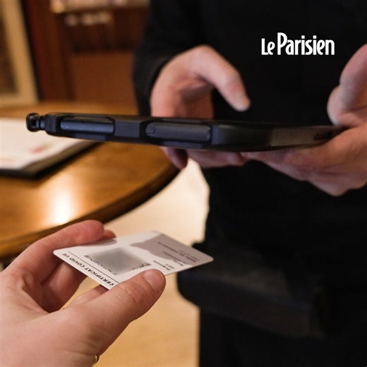 Vous aussi, vous vous êtes déjà retrouvés en panne de batterie, et de ne plus avoir accès à votre passe vaccinal pour rentrer dans un bar ou restaurant ? Cette société vous propose d'imprimer votre QR Code sous forme de carte bleue ⬇️ | Le Parisien Vidéo