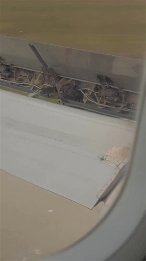 Airbus lets the system decide. Boeing lets the pilots tweak it. Two cabins. Two ways to control your comfort. 🌬️✈️ #Boeing #Airbus #CabinAirflow #Aviation #FlightComfort #avgeek #planespotter #pilot #aircraft #airport #AviationGeeks #AviationLovers #AviationDaily #Flight #Airplane #AerospaceEngineering #Avgeeks #AviationWorld #AviationNews #FlightDeck #Engineering #CabinPressure #AirConditioning #Cockpit #Flying | Cockpit King