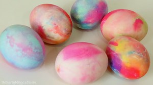 Learn to dye eggs with shaving cream & food coloring! 🎨 🥚 https://thecraftyblogstalker.com/dye-easter-eggs-shaving-cream/ | The Crafty Blog Stalker
