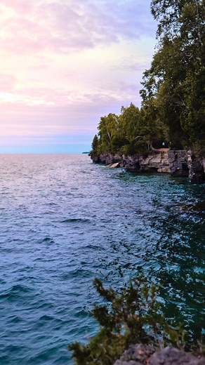 Midwest Munchers🧀Jordan & Mike Decello on Instagram: "🌲Door County, WI Road Trip Guide ⬇️ 1. Stay at the Door County Cabin Collective @dccabincollective They have 4 different cabins to choose from and each one is beautifully decorated and located right on the shores of Lake Michigan! 2. Sturgeon Bay Ship Canal Pierhead Lighthouse This lighthouse was built in 1882 and is still an absolute stunner to this day! 3. Nachos at Door County Brewing Co Taproom @doorcountybrewingco 4. Cave Point County 