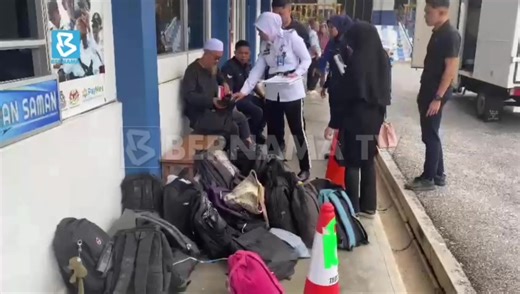 Beberapa ahli keluarga mangsa yang terlibat dalam nahas bas yang membawa pelajar Universiti Pendidikan Sultan Idris (UPSI) dan sebuah kenderaan tiba di Ibu Pejabat Polis Daerah Gerik bagi mengenalpasti barang-barang milik mangsa kemalangan itu pagi ini. Video: Afiradina Arshad #digitalbernamatv #kemalangan #bas #upsi | Bernama TV