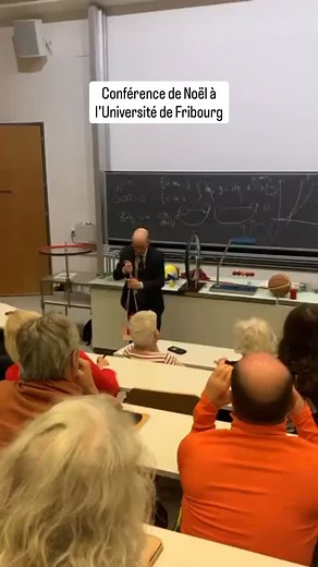 La force de frottement sert à communiquer la force (ou accélération) centripète à la gourde. De temps en temps les physiciens considèrent que les vaches sont sphériques (ils négligent le frottement), de temps en temps que les vaches sont pas sphériques (ils utilisent le frottement). Les physiciens sont bizarroïdes. Salukes ➡️ La conférence de Noël🎄🎅 est une tradition anglo-saxonne et allémanique qui consiste à réaliser une conférence de physique (ou de chimie) à l’attention des tous les âges (