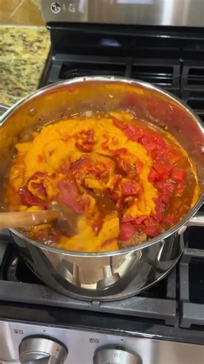 When life gives you pumpkins… make chili 😍 This fall twist on a comfort food classic is smoky,