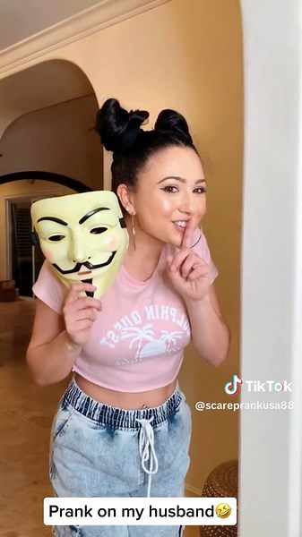 Prank behind the window 😂#scareprank #scaring #scarecam #pranks #funny #fun #fail #failarmy #jumpscare #funnyprank #fyp