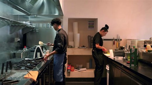 Turning Up the Heat with Blue Seal Evolution Series Power.⚡ On the stunning South Coast of NSW, these talented young chefs are impressive! Watch as they cook up a storm with fresh pasta, rich sauces, and serious kitchen flair using the power of Blue Seal Evolution open burners, oven ranges, and pasta cookers. 👏 It’s proof that with the right equipment, every service can run like a well-oiled machine—and taste even better.👌 Credit @pastabouy https://ow.ly/IrGk50WNUAp #blueseal #moffat #ovenrang