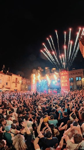 L'ORIGINALE Dance Tarantella 👑 Aperto il calendario Tour 2026 Lo Show Folk Dance Rivelazione che ha riempito tutte le piazze Italiane nel 2025 👉 Prenota una tappa nella tua città 350 8050844 👈 (Whatsapp ) Guarda i nostri "VIDEO REALI" su www.instagram.com/dancetarantella DIFFIDATE DALLE IMITAZIONI !!! #DANCETARANTELLA Il nuovo spettacolo che fonde la musica popolare con i ritmi energici e coinvolgenti della musica Dance. 💃Nato dall’idea di portare le melodie tradizionali del Sud Italia nel m