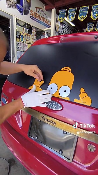Diseño y Instalación de Rotulado de Vidrio Los Simpsons
