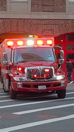 DCFD Ambulance 16 Responding #Shorts #emergencymedicalservices