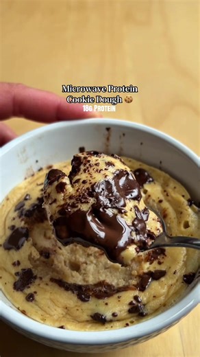 If you want the warm gooey taste of a soft baked cookie, but the texture of cookie dough, then I’ve got you covered 😎 Wet: 1 egg 60g of plain Greek yoghurt 10g of nut butter (I used cashew) Splash of vanilla extract Dry: 20g of flour of choice (I used oat) 15g of sweetener (or more if you like it sweeter!) (I used stevia) Pinch of baking powder Pinch of baking soda 5-10g chocolate chips Mix the wet ingredients together then add in the dry. Sprinkle chocolate chips on top, then microwave for 1.2