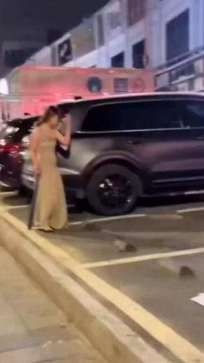 A woman in a beige evening dress was caught on video systematically smashing the windows and body of a purple Audi Q7 in a neon-lit Chinese parking lot. She used a metal pole to do the damage while smoking a cigarette, suggesting she was taking out personal anger or frustration on the car.. 👀 #OMG #instalike #instadaily #instagood #instagram #facebook #viral #tiktok4fun #fblifestyle #tiktokmademebuyit #tiktok #viralreels #viralpost #facebookreels #fypシ For more Great Content like this Follow me