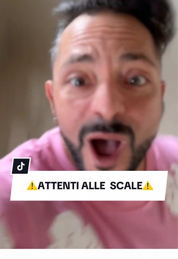 Mancare uno scalino sulle scale: il momento imbarazzante