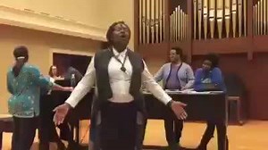 118K views · 2.4K shares | Em um ensaio para um musical, a cantora Callie Day demonstrou ~com excelência~ o uso dos registros técnicos. Tendo em evidencia a ressonância, a voz mista, e a voz de cabeça nos agudos e o maravilhoso uso da técnica de FRY nos tons mais graves. Callie Day nos dá uma aula/workshop de canto em alguns minutos e nós queremos dividir esse momento único com vocês, melismeiros. Aproveitem. <3 #VozMista #Apoio #VozdeCabeça #Fry | Academia Blackvoice | Facebook