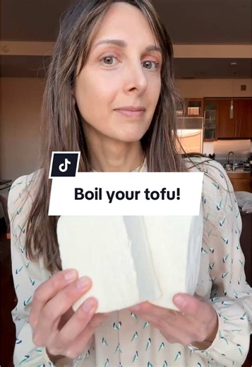 🧂Save this: 4 cups water 2 teaspoons salt 3 minutes for cut tofu. Don’t panic! The tofu won’t absorb all this salt! For more cooking tofu tips, go to Cookingforpeanuts.com and search HOW TO COOK TOFU! Love, Nisha #tofu #cookingtips #soy