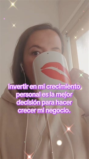 Tania Sapien | Mentora de emprendedoras on Instagram: "Antes creía que para crecer como emprendedora tenía que estar haciendo mil cosas. Hoy sé que si no trabajo en mí, nada allá afuera se sostiene. Mi negocio crece a la velocidad en la que yo me alineo. Por eso, este ritual con mi té, mi diario y mi capacitación diaria… no es vanidad. Es estructura emocional. Es claridad mental. Es compromiso conmigo. ¿También crees que el crecimiento personal es clave para emprender? 💬 Comenta YO y te compart