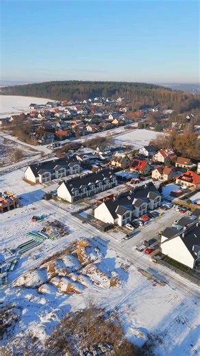 Kto już odlicza dni do lata i soczystej zieleni? ☀️🌿 My też ją kochamy… ale prawda jest taka, że nasze osiedla wyglądają dobrze o każdej porze roku. Zimą zachwycają spokojem i przestrzenią, latem nabierają energii, koloru i życia. Na filmie zobaczycie to samo miejsce — najpierw dziś, a za chwilę w pełni letniej odsłonie 🌱 Bo dobra architektura i przemyślana przestrzeń bronią się niezależnie od pory roku. Premica — tu zawsze jest dobry moment, by zamieszkać.🤩 www.premica.pl | Premica
