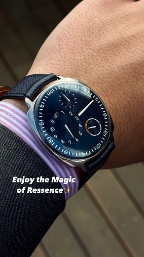 IWS on Instagram: "Il tempo è la cosa più preziosa che abbiamo. Eppure, quando indossi un @ressence_watches, desideri che passi più velocemente, solo per ammirare il suo quadrante in movimento. Nel Type 1^2, le tradizionali lancette vengono sostituite da linee che riproducono gli angoli a cui siamo abituati a leggere l’ora. Il quadrante principale, insieme a quelli ausiliari, ruota senza sosta, come satelliti che orbitano intorno a un pianeta. Il volto dell’orologio, così, non è mai uguale. Ne h