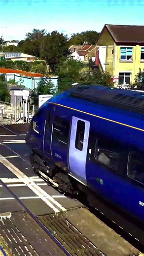 SouthEastern395004 passes Gillingham Level Crossing #trainrealworld reframe