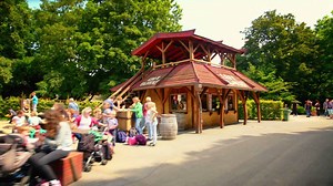 24K views · 610 reactions | Alle Zoo-Attraktionen in 3 Minuten zu packen, war gar nicht so einfach. Wir finden, es ist gelungen. Schaut selbst! Unter allen, die uns in der Kommentarfunktion schreiben, welche Tierart am Ende des Clips mit dem Auge zwinkert, verlosen wir 2 Freikarten ;)! Das Gewinnspiel läuft bis kommenden Mittwoch, 12 Uhr! Wir wünschen Euch viel Glück und ein tolles Wochenende mit vielen schönen Zoo-Momenten. | Kölner Zoo | Facebook