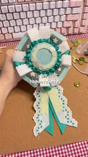 1/3 felt ribbon rosettes! 💚⭐️ your sign to make one too!! #feltcraft #artsandcrafts #feltcrafts #DIY #diydecor ribbon award rosette diy tutorial | Joahae