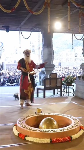 On the auspicious day of Makara Sankranti, Sadhguru offered Yogeshwara Linga Aradhane at Sadhguru Sannidhi Bengaluru. This powerful process allows anyone to express gratitude and devotion for the Yogeshwara Linga and open themselves to its grace. #Sadhguru | Sadhguru