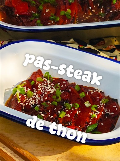 PAS-STEAK DE THON (pastèque / pas steak, vous l’avez?) Pour 4 personnes On a tenté notre chance avec ce trompe l'œil de thon pour voir si on pouvait s’y méprendre et avoir le plaisir de la texture de la chair de poisson crue ! Ça s'anticipe un peu parce qu’il faut vraiment laisser à la chair de la pastèque le temps de s'imprégner de la marinade mais promis ça en vaut la peine Ingrédients 1 mini pastèque Cébettes Graines de sésame Pour la marinade (environ) 2 feuilles de nori 5 cl d’huile de sésa