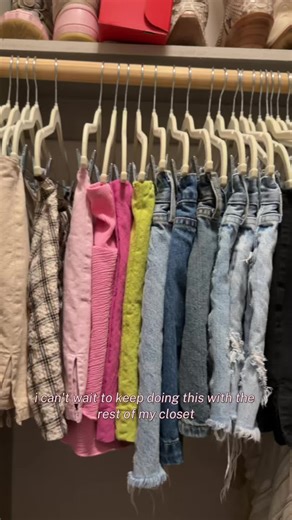 this was so fun to do !! i always hang my skirts and jeans to try and get the least amount of wrinkles possible and this is so much more gorgeous to look at #closetorganization