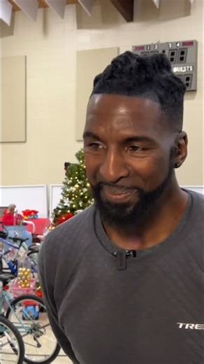 Brenda Teele on Instagram: "So… this happened today and I’m still smiling. Dallas Cowboys Alum Roosevelt Collins (@rcollinsfootballcamp)in Shreveport to bring holiday joy to children. Check out the Pro Football Holiday Huddle @livecasinola Live Casino & Hotel Thursday, Dec 4 from 5:00 - 7:00 pm. Take an unwrapped toy for Salvation Army’s Angel Tree Toy Shop. More tonight on @KTBS3 News at 9&10p"