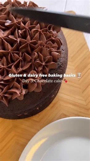 It’s day 3 of my recipe series: gluten and dairy free baking basics where I’ll be sharing simple, delicious recipes that no one would ever guess are gluten and dairy free👩🏻‍🍳 Today’s recipe is for the perfect chocolate cake with chocolate buttercream 🍫🎂 it’s so rich and fudgy, and makes the perfect celebration cake! You can find the full recipe below! https://glutenfreealice.com/2026/01/08/chocolate-cake-gluten-free-dairy-free/ | Gluten Free Alice