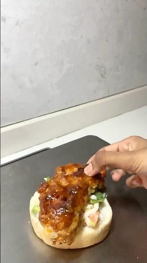 Korean fried chicken burger🍔😋#shorts #youtubeshorts