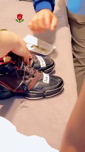 This DRose fan moved Derrick. 🏀💯🙌🏻 . . . 🎥: myhoopshubs | Sneaks - Hoops Culture